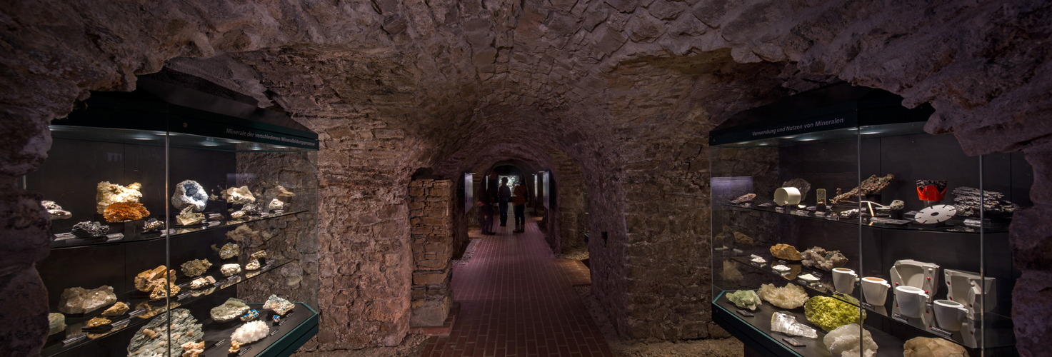 Blick in den Mineralienhöhler mit der Ausstellung "Das Einmaleins der 