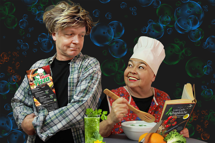 Foto von zwei Personen vom Theaterstück "Verflixt und Zugelegt".