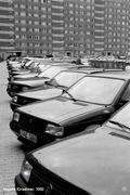 Parkende Westautos 1992 im Plattenbaugebiet 