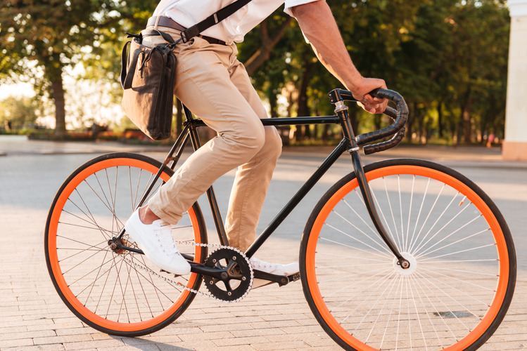Mann fährt Fahrrad