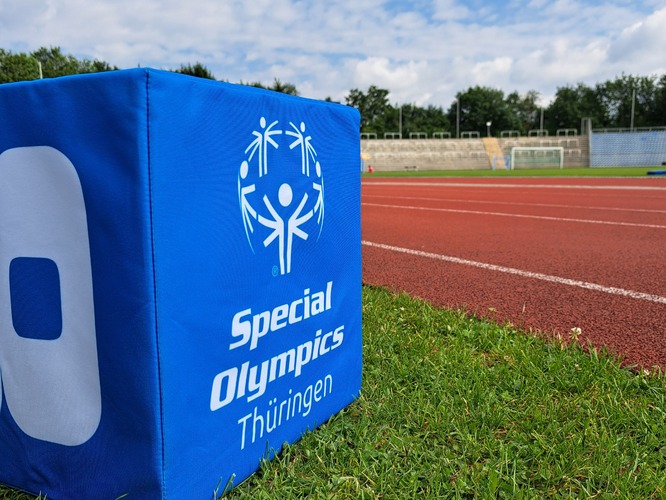 Ein "Special Olympics Thüringen"-Schriftzug im Inneren des Stadions