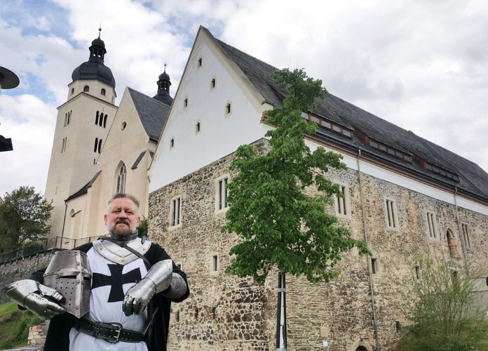 Heinrich von Plauen vor dem Konventgebäude