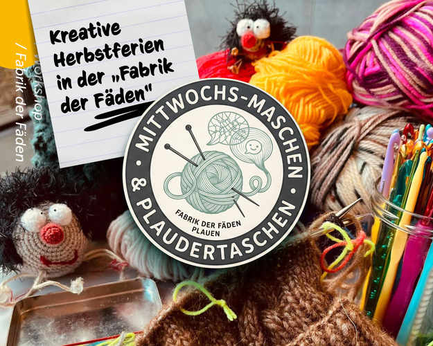 Auf einem Tisch in der Fabrik der Fäden liegen bunte Wollknäuel, gehäk