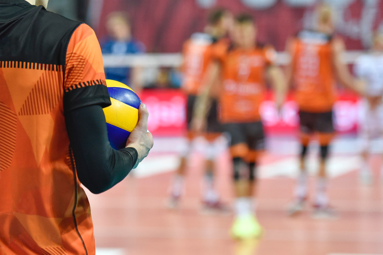 Ein Volleyballspieler bereit zum Aufschlag