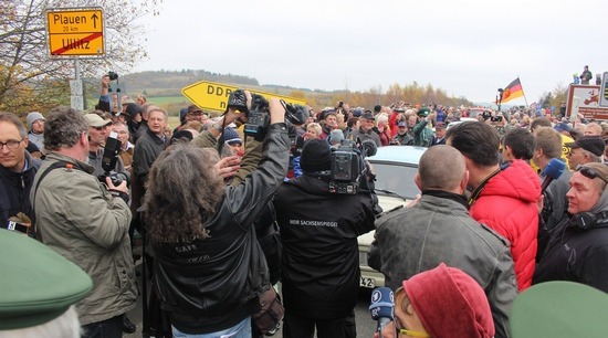 5021_Trabi_Ullitz Menschenauflauf-550
