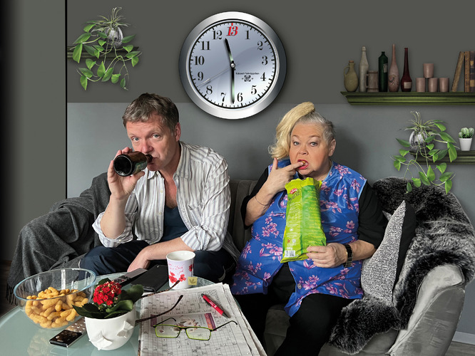 Zwei Personen sitzen auf einer Couch.