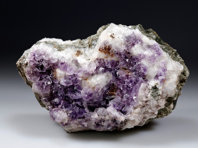 Mineral: Lila-violette Amethyst-Kristalle mit weißem Calcit vom Limber