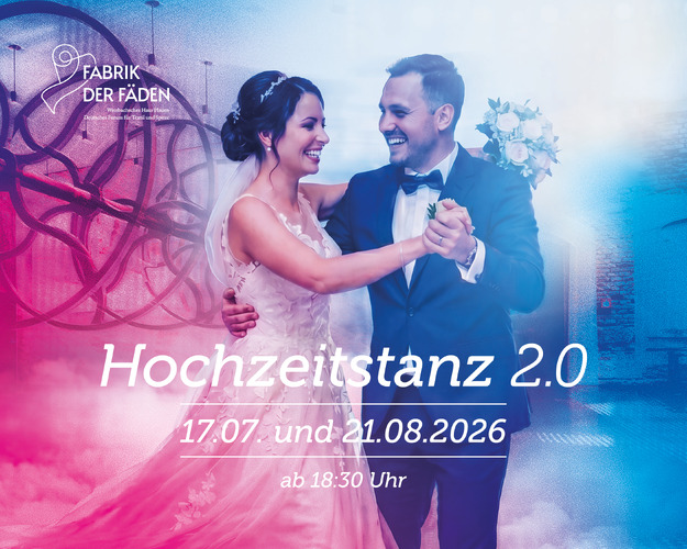 Fröhliches Hochzeitspaar tanzt im Forum der Fabrik der Fäden.