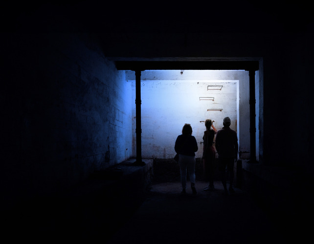 Besucher erkunden die dunkle Unterwelt des Vogtlandmuseums Plauen. Hie
