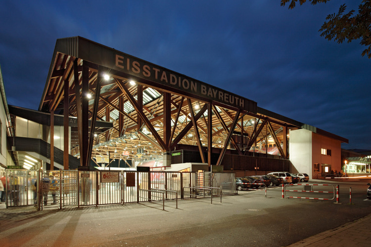 Eisstadion Nachtaufnahme Stadt-Bayreuth 25