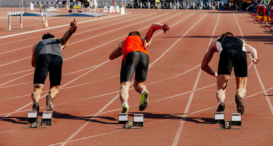 Drei Sprinter rennen los