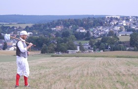 Müllerbursche mit Blick auf Pausa