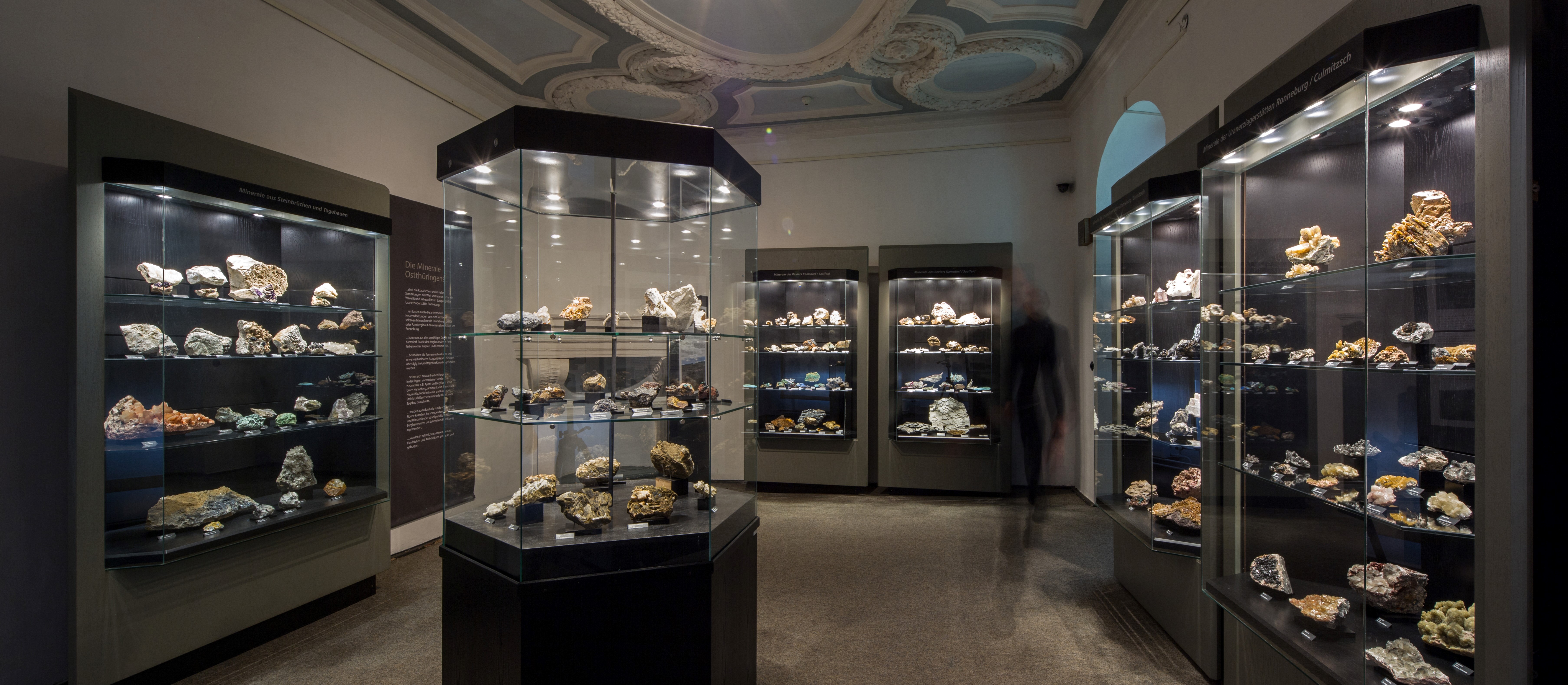 Bilck in die Dauerausstellung "Die Minerale Ostthüringens" im Museum f
