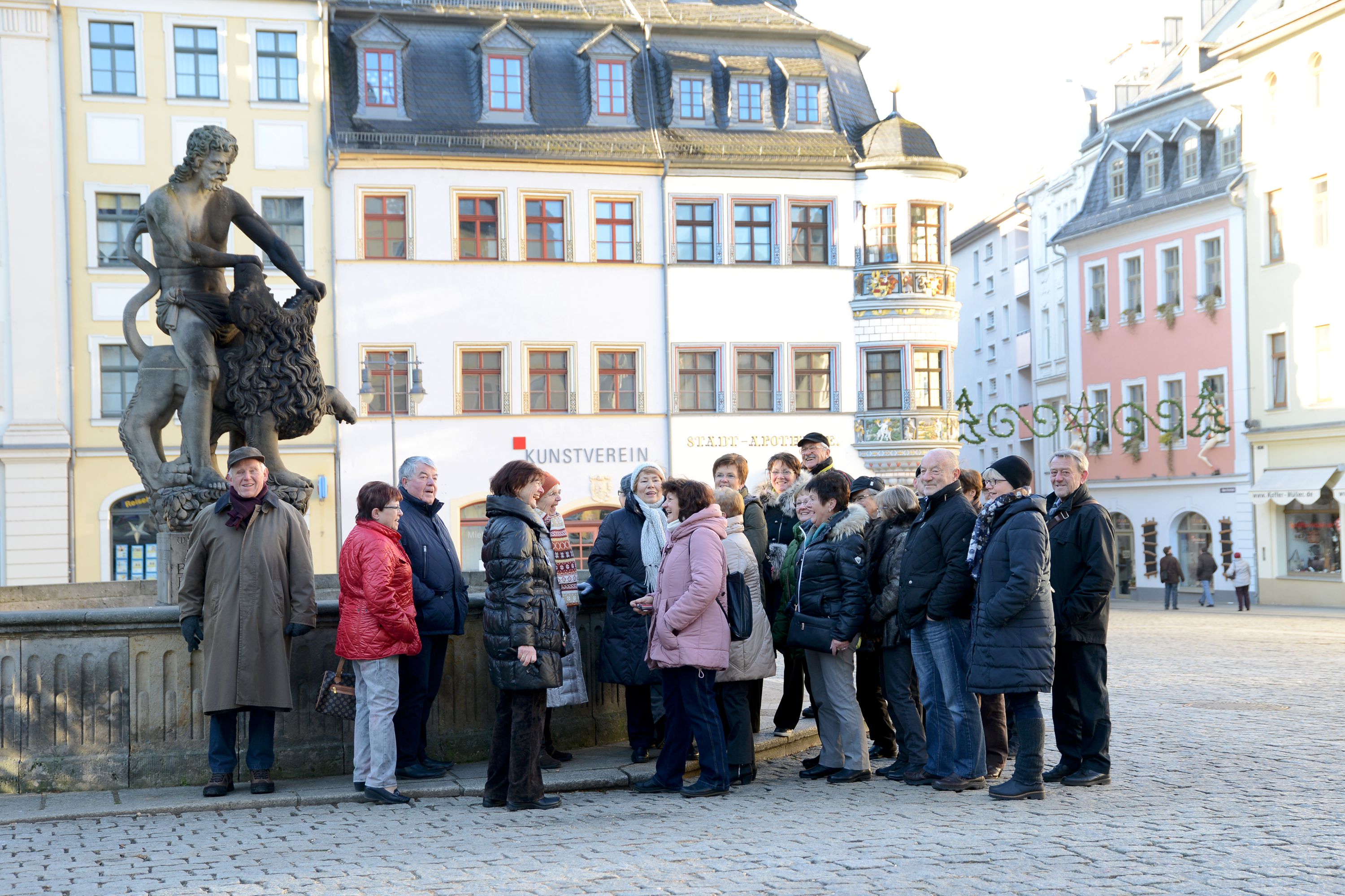Symbolbild Stadtrundgang, Menschegruppe vor dem Simsonbrunnen