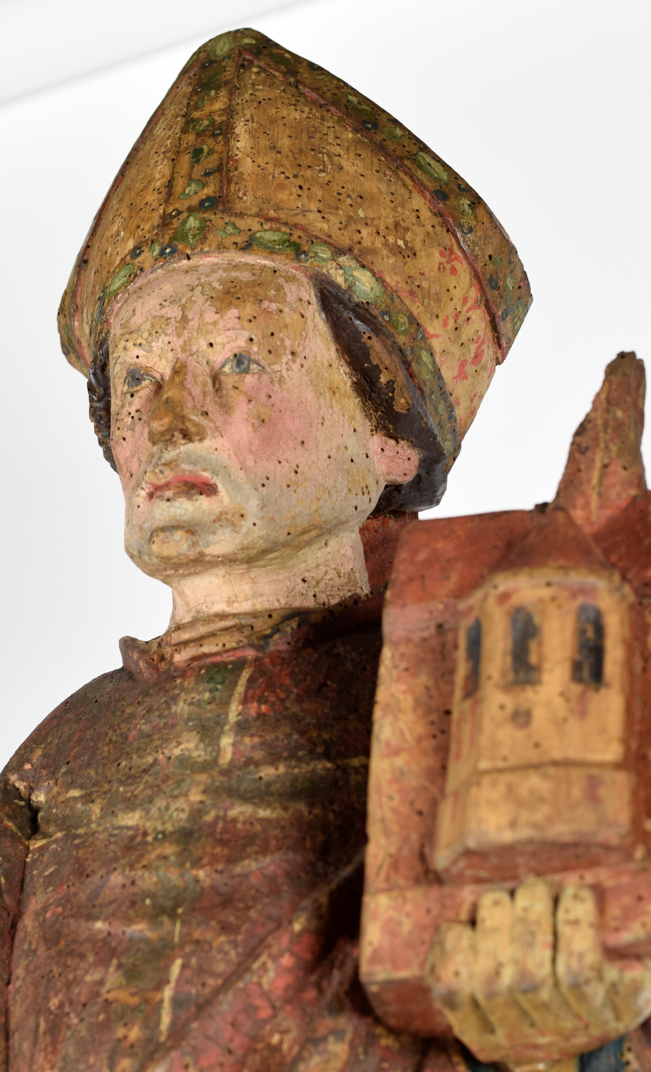 Heiliger Wolfgang, um 1450/60 Die Skulptur stammt aus der gotischen Wo