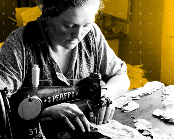 historisches Foto einer Frau die in der Heimarbeit an Nähmaschine täti